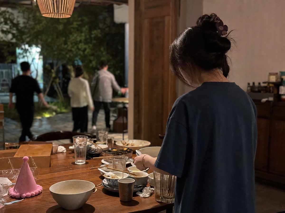 聚会散场后独自收拾满桌杯盘
