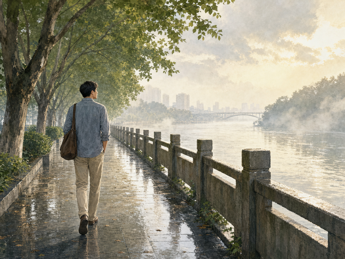 雨后清晨男子背着布包沿河边小路从容前行